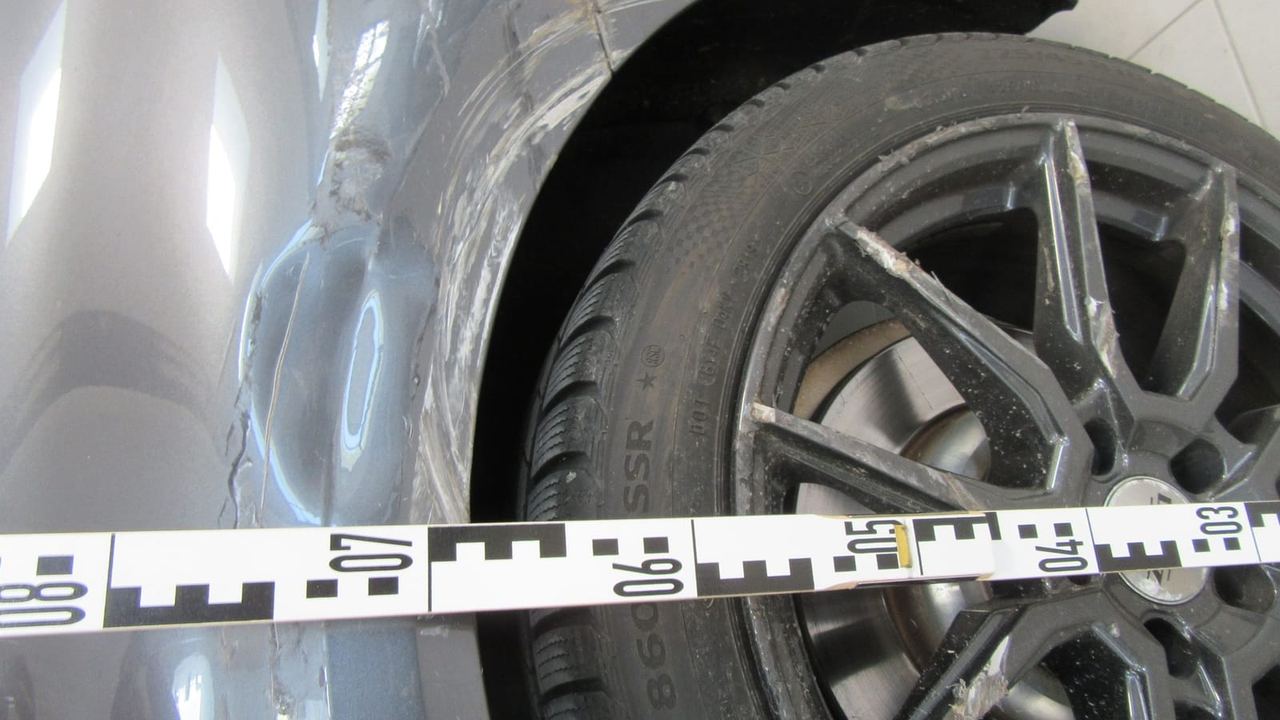 Kfz-Sachverständiger prüft die Schadenkalkulation am Unfallfahrzeug nach einer Kürzung durch die Versicherung